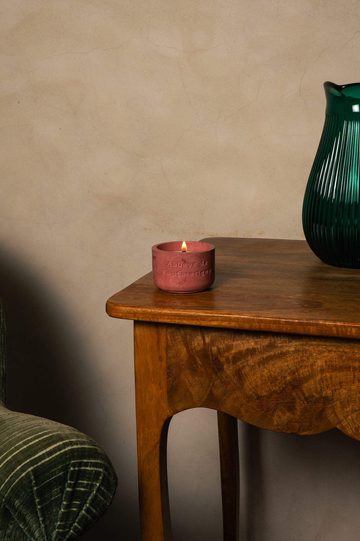 Bougie Rose & Miel mise en scène dans un intérieur élégant