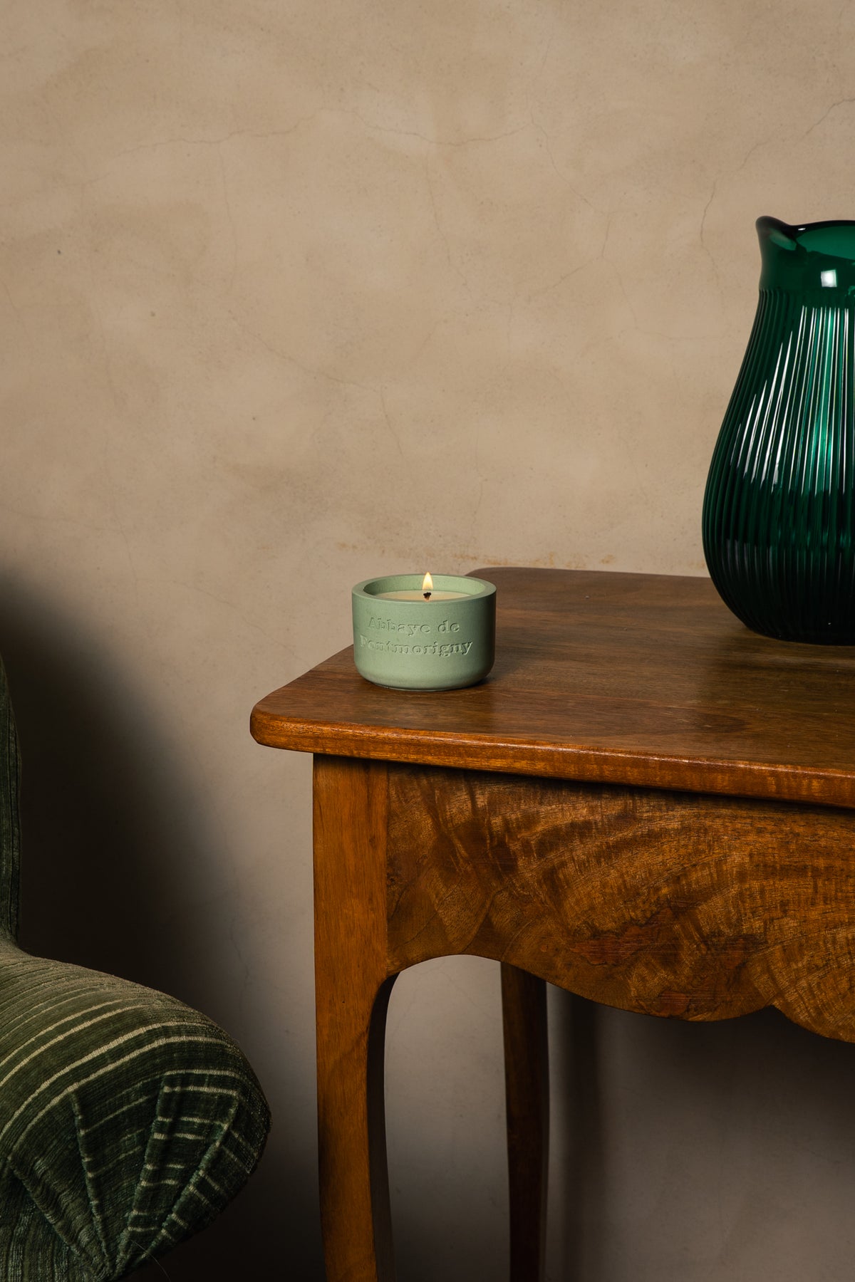Bougie artisanale Tubéreuse présentée dans un intérieur chaleureux
