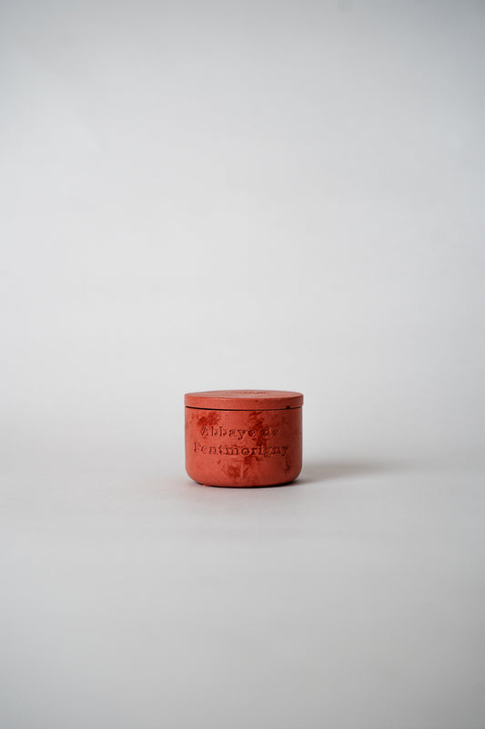 Bougie Rose & Miel avec son couvercle artisanal – Abbaye de Fontmorigny
