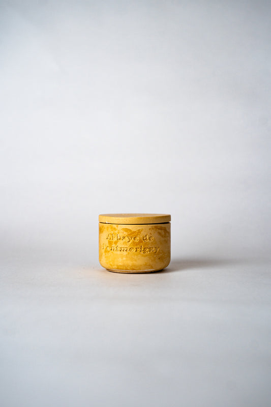 Bougie Ambre & Encens avec son couvercle artisanal – Abbaye de Fontmorigny