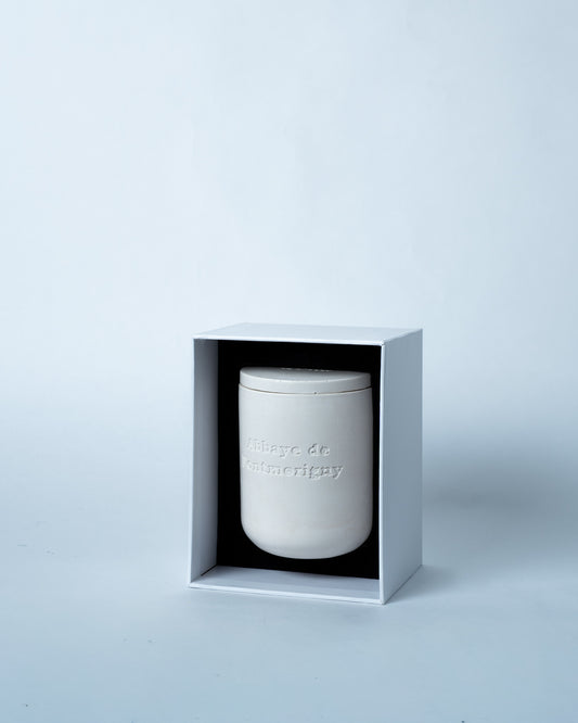 Grande bougie Vanille & Tabac présentée dans son coffret Fontmorigny