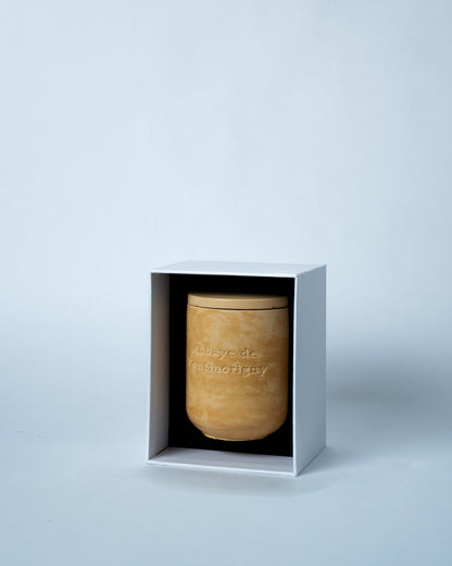 Grande bougie Ambre & Encens présentée dans son coffret Fontmorigny