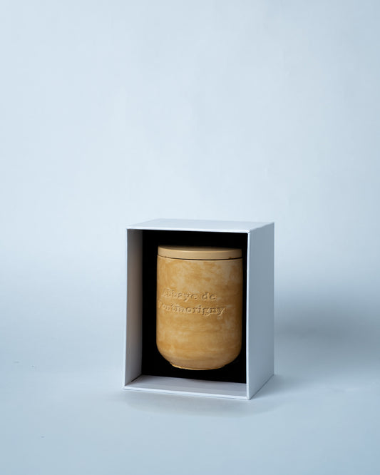 Grande bougie Ambre & Encens présentée dans son coffret Fontmorigny